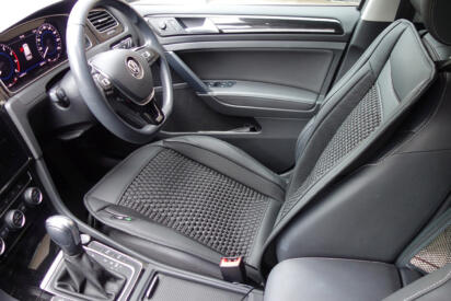 高級車の装備であるシートの「エアベンチレーション」と同等の機能を後付けできる！　シートカバータイプを試してみたら快適すぎて猛暑ウェルカムだった