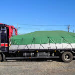 【画像】トラックの荷台にかけられたシートをみればドライバーの実力がわかる！　じつは熟練の職人技が重要だった「平ボディのシート張り」 〜 画像2