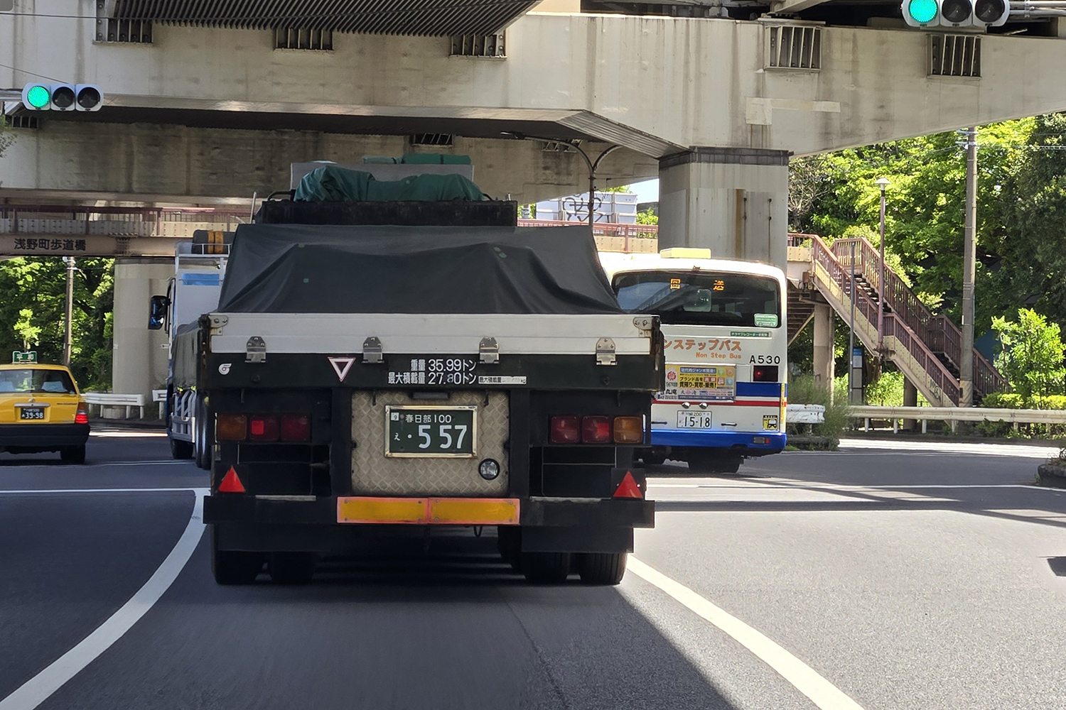トラックの後ろ姿