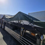 【画像】トラックの荷台にかけられたシートをみればドライバーの実力がわかる！　じつは熟練の職人技が重要だった「平ボディのシート張り」 〜 画像5
