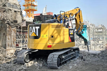 ビルの爆破なんて無粋なマネはしない！　日本の「静かな解体」はハイテク建機と熟練オペレーターが生み出す芸術!!