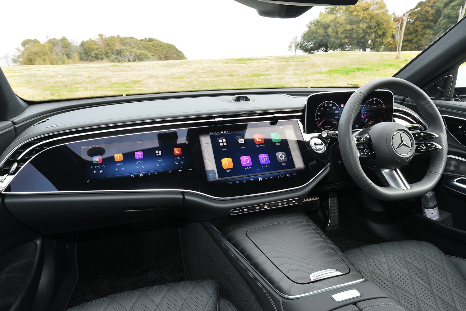 乗用車のタッチパネル式センターディスプレイ