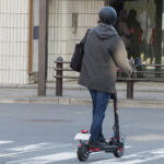 法定速度30km/hの原付きはヘルメット着用が義務で20km/hの電動キックボードは努力義務！　この「差」と危険度をマジメに考えてみた