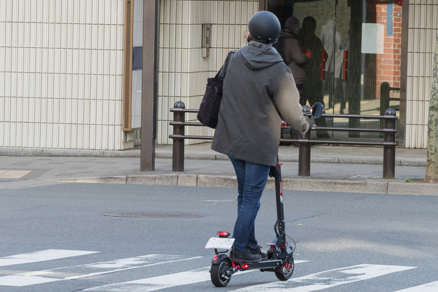 電動キックボード（特定小型原付）のヘルメット着用が努力義務にとどまる理由