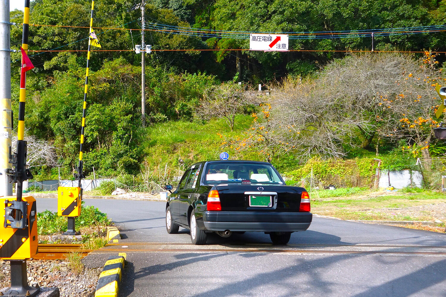 田舎道を走るタクシーのイメージ 〜 画像4