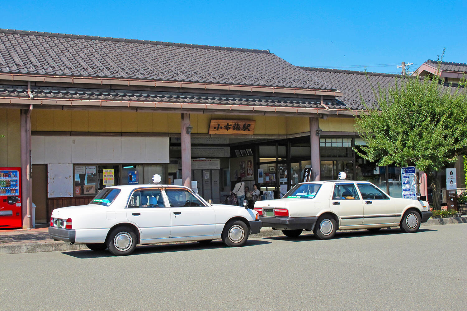 地方で待機するタクシーのイメージ