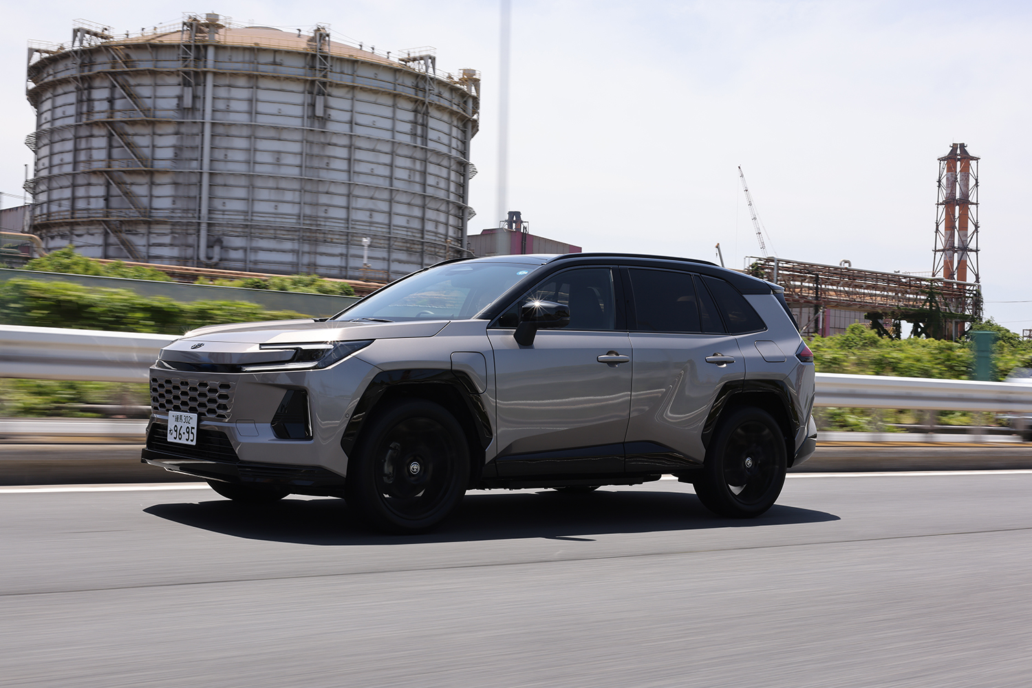 RAV4 PHEV Zグレードの走行シーン