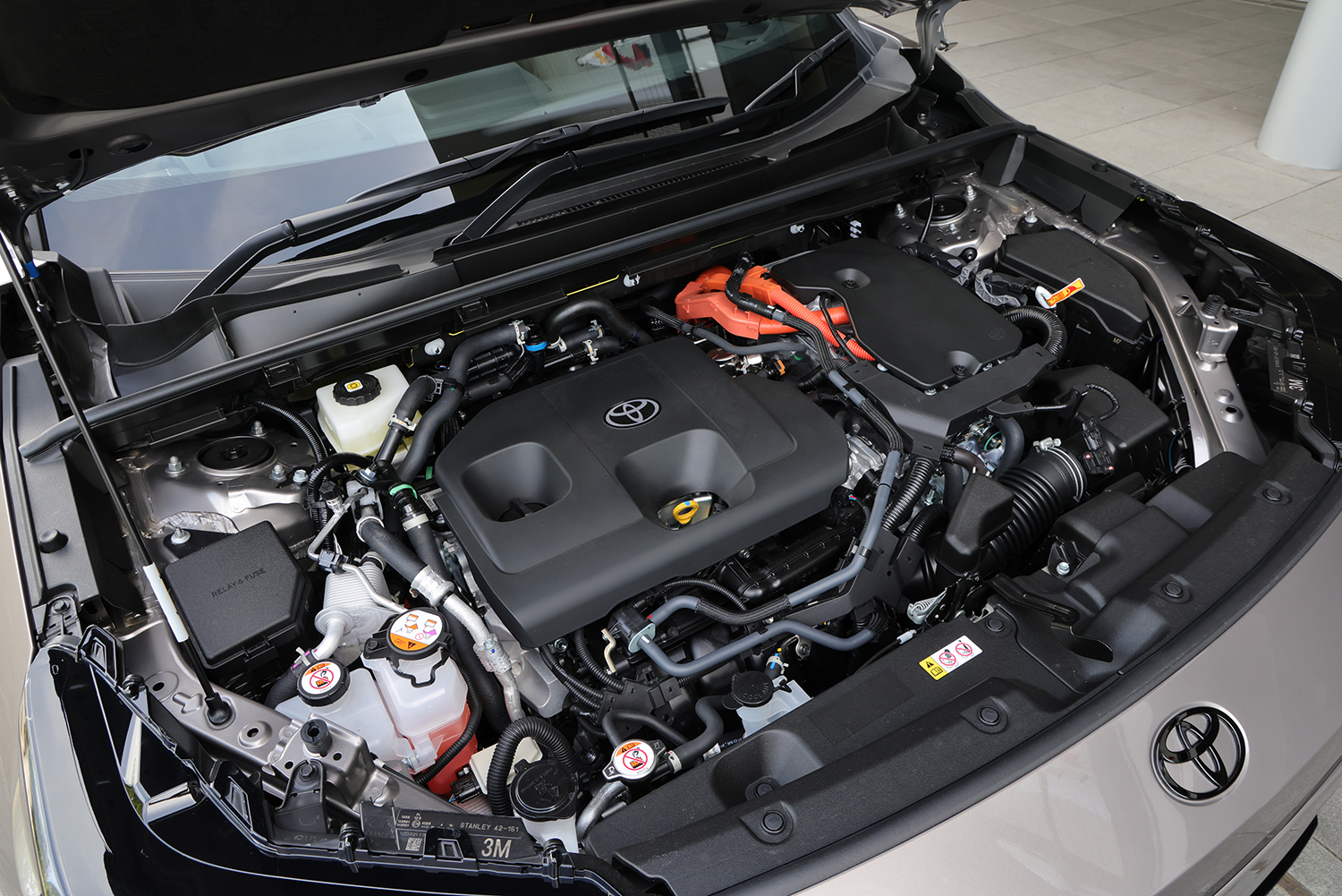 RAV4 PHEVのエンジンルーム