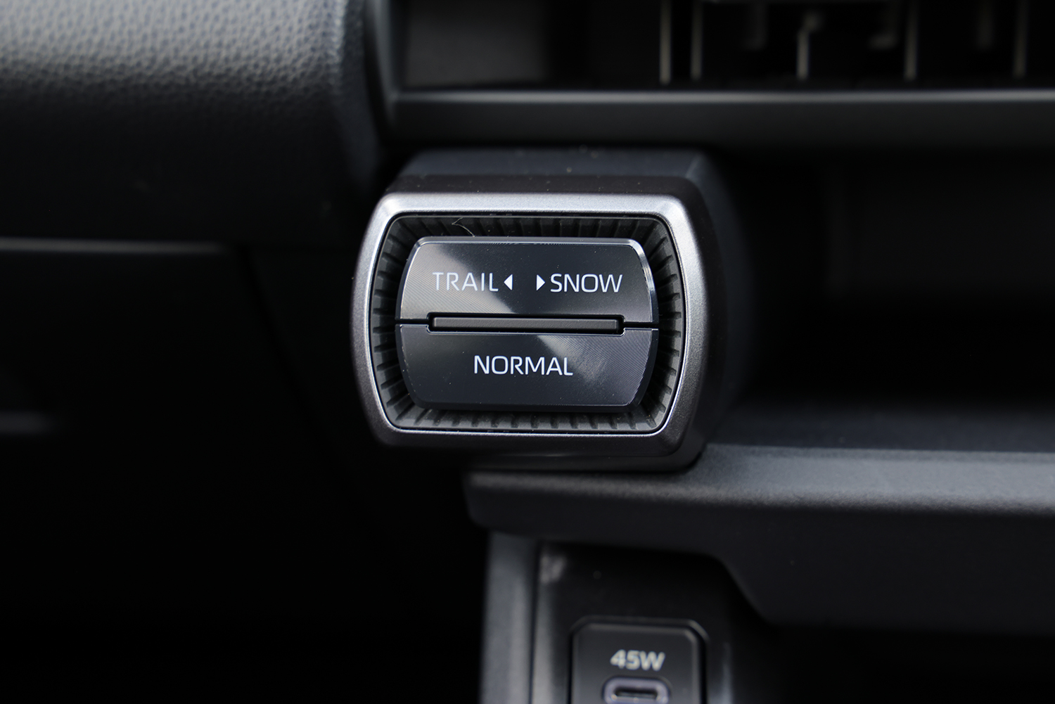 新型RAV4 PHEV のモード選択ボタン