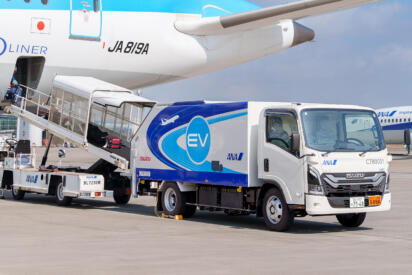 これまでディーゼル車だった空港内のカーゴトラックにEVを導入！　「ANA×いすゞ」の取り組みの狙いとは