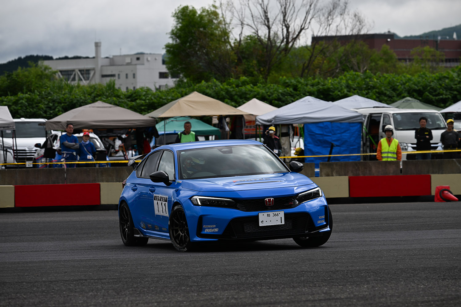 1号車「G-LFWテSフォシビックBS」