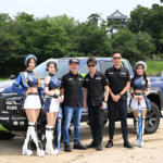 【画像】哀川 翔がD1グランプリのレジェンドとともにラリーの世界に殴り込み！　三菱 トライトンを武器に「FLEX SHOW AIKAWA Racing with TOYO TIRES」が2026年も悪路を駆ける 〜 画像16