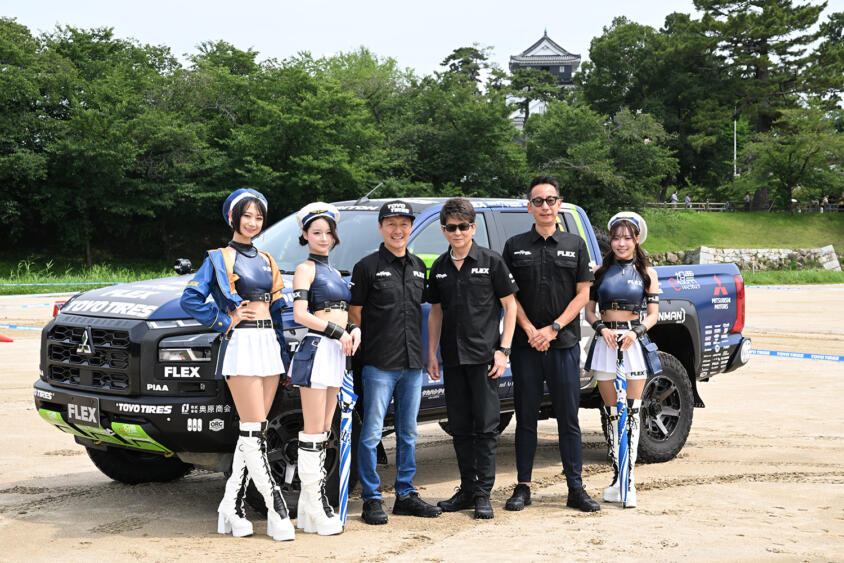 哀川 翔がD1グランプリのレジェンドとともにラリーの世界に殴り込み！　三菱 トライトンを武器に「FLEX SHOW AIKAWA Racing with TOYO TIRES」が2026年も悪路を駆ける