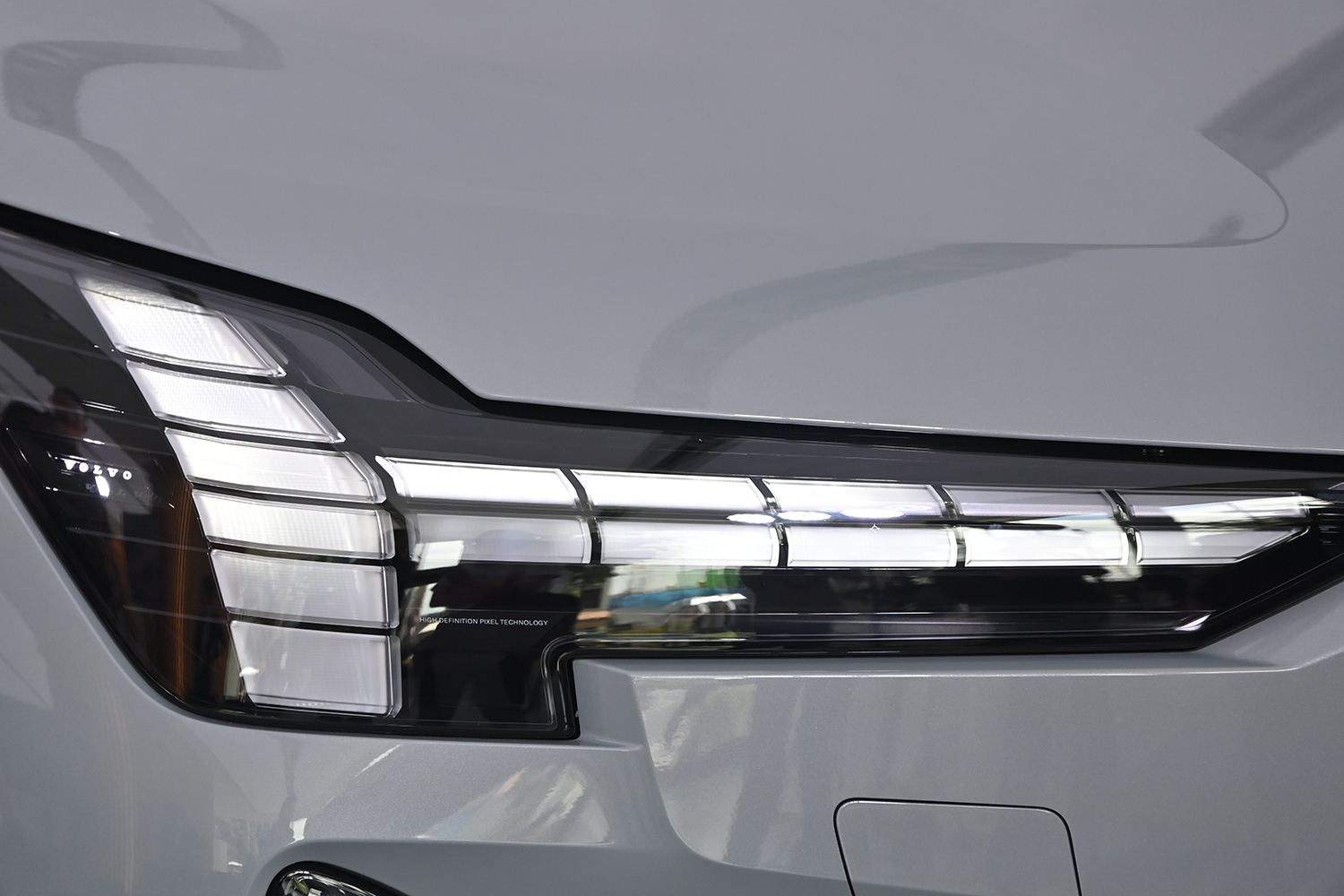 ボルボ EX90のヘッドライト