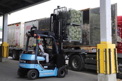 空荷のフォークリフトは一歩間違えれば凶器！　意外と知らない「爪」の扱い方とは