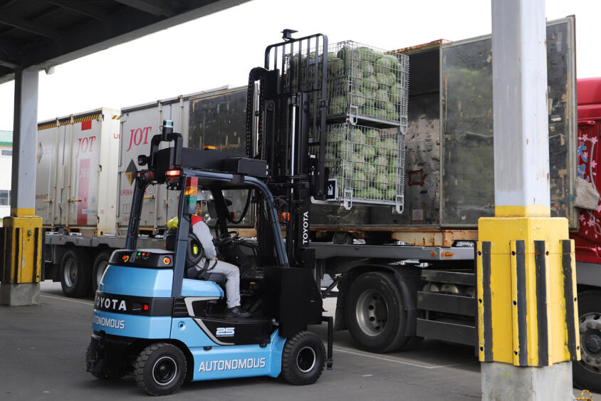 空荷のフォークリフトは一歩間違えれば凶器！　意外と知らない「爪」の扱い方とは