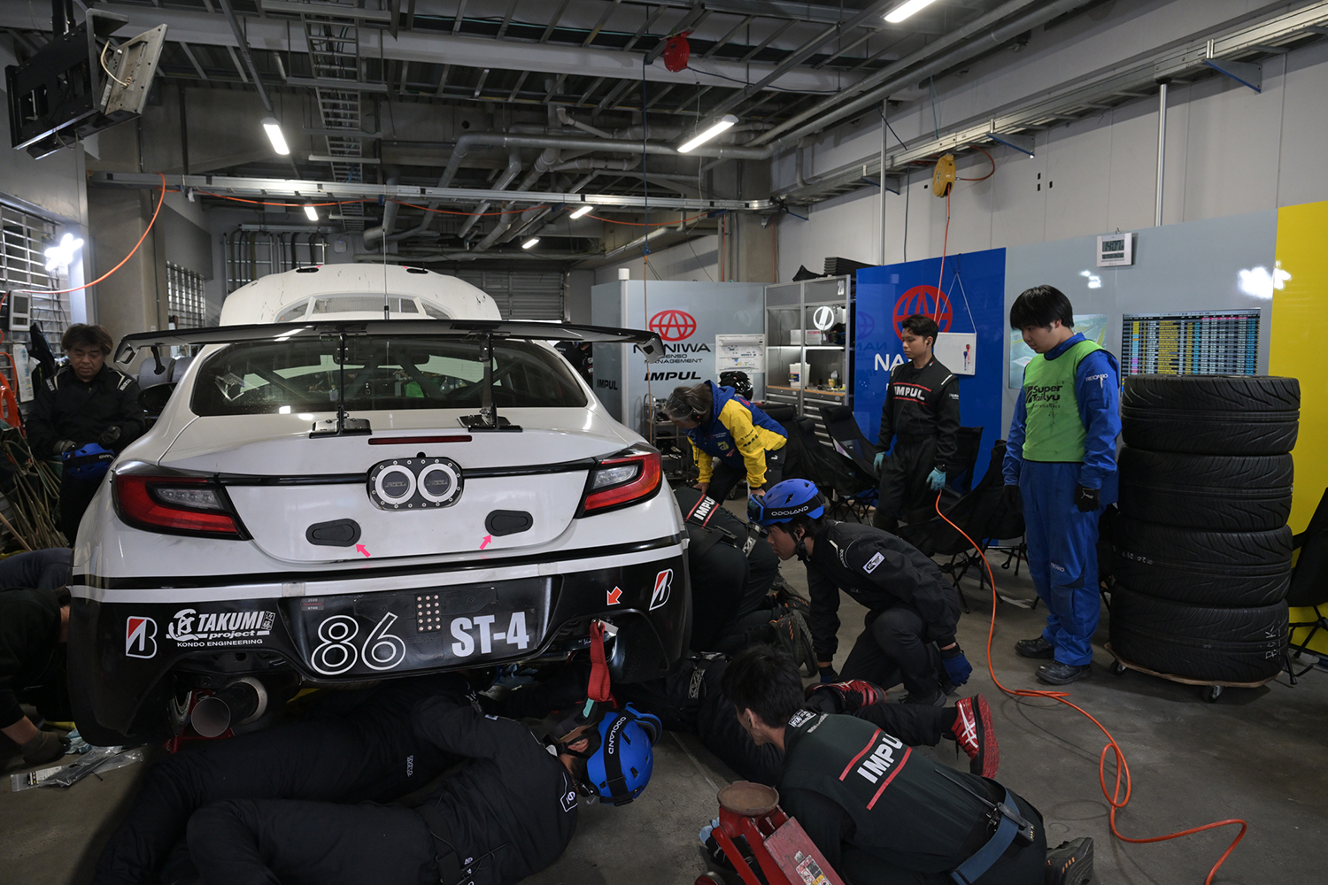 86号車K・M・S・D GR86のガレージの様子
