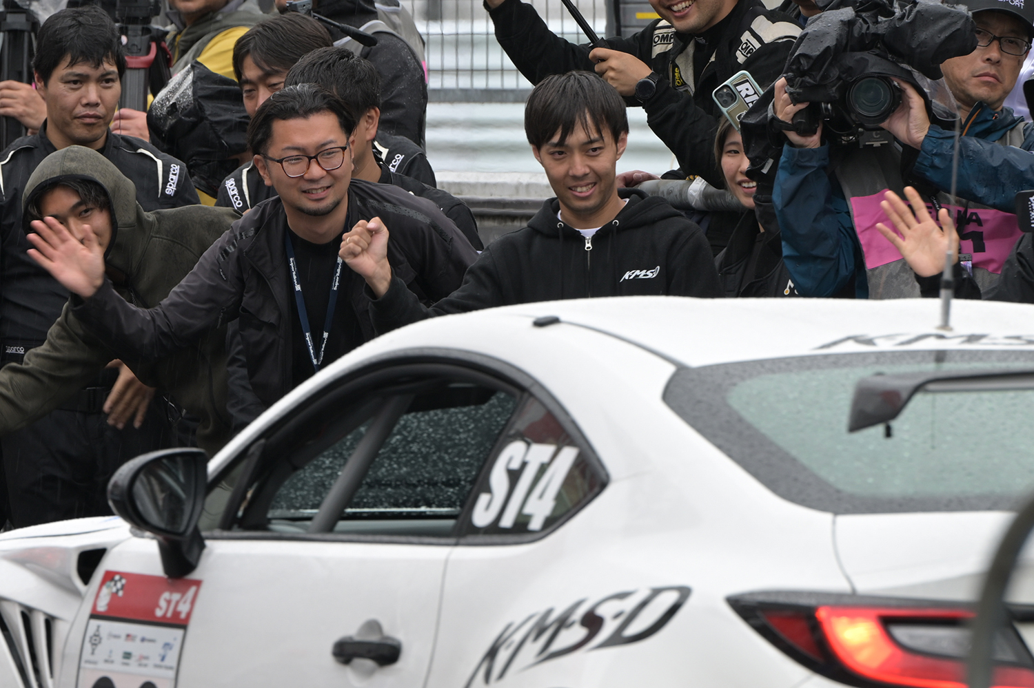 86号車K・M・S・D GR86とチーム関係者たち