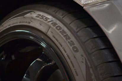 タイヤサイズの225/45R18ってよく考えたら「ミリメートル・％・インチ」と単位バラバラじゃん！　なぜこんな複雑なことになっているのか？