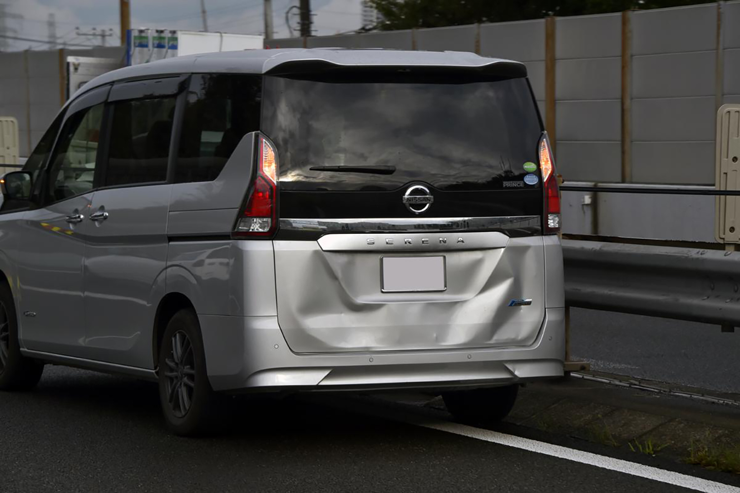 衝突事故の被害を受けたクルマのイメージ