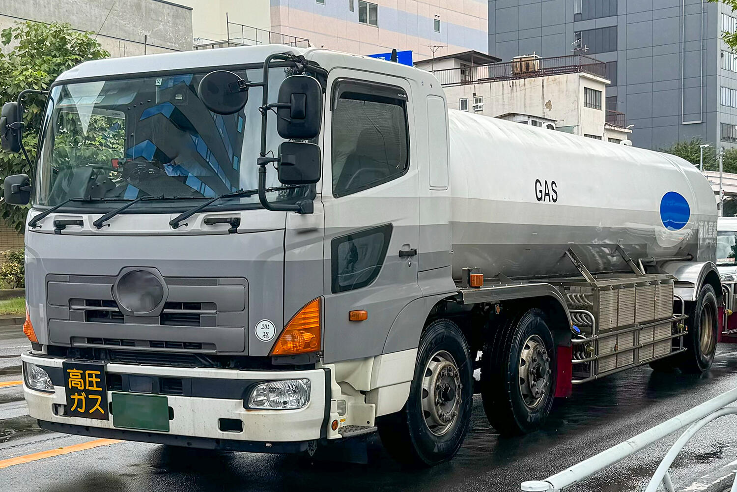 前2軸のタンクローリーのイメージ