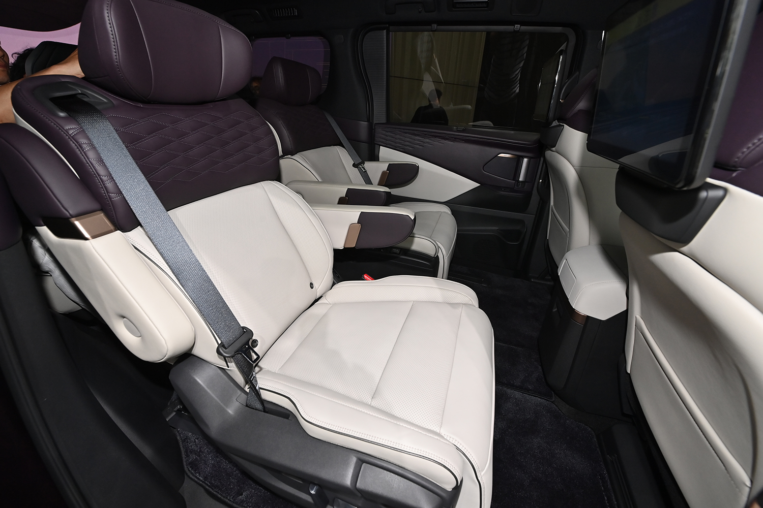 日産エルグランド（4代目）の車内 〜 画像71