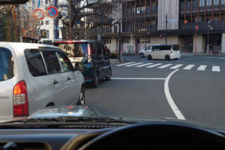 車線が区切られていない道路でクルマが横並びになるのはOK？