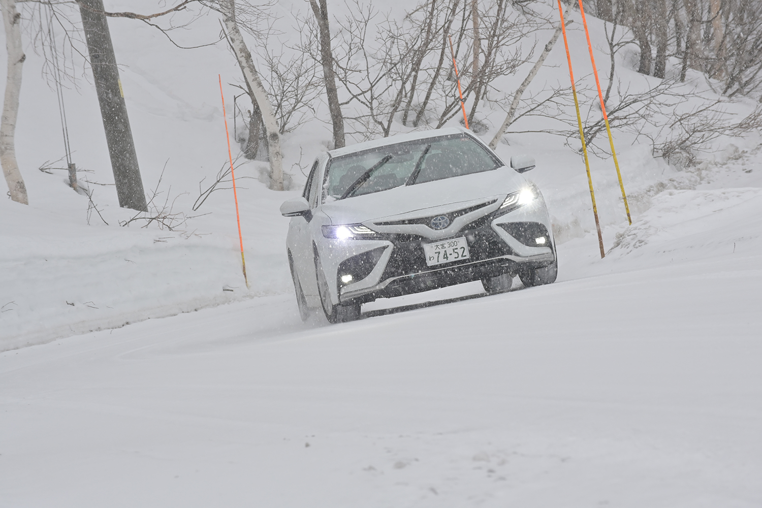 雪のなかを走るクルマのイメージ