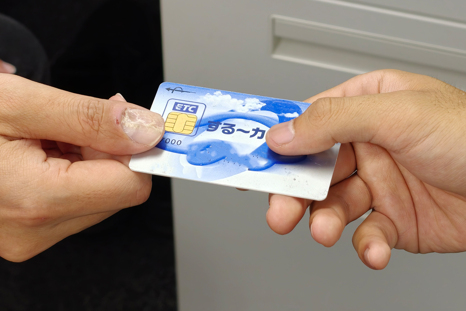 ETCカードを貸し借りするイメージ