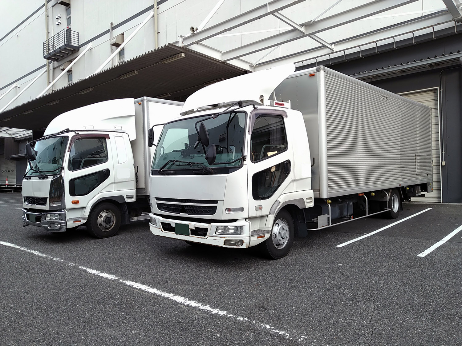 倉庫内に待機するトラックのイメージ