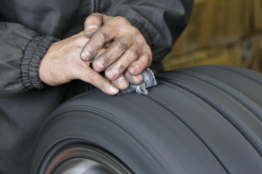 せっかくの新品タイヤを走る前に削っちゃうの!?　サーキット界隈で行われる「タイヤシェービング」って何のため？