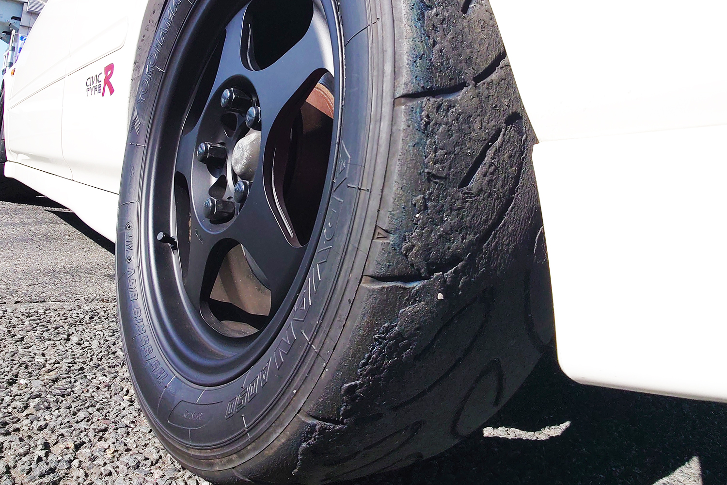 サーキット走行で溶けたタイヤのイメージ