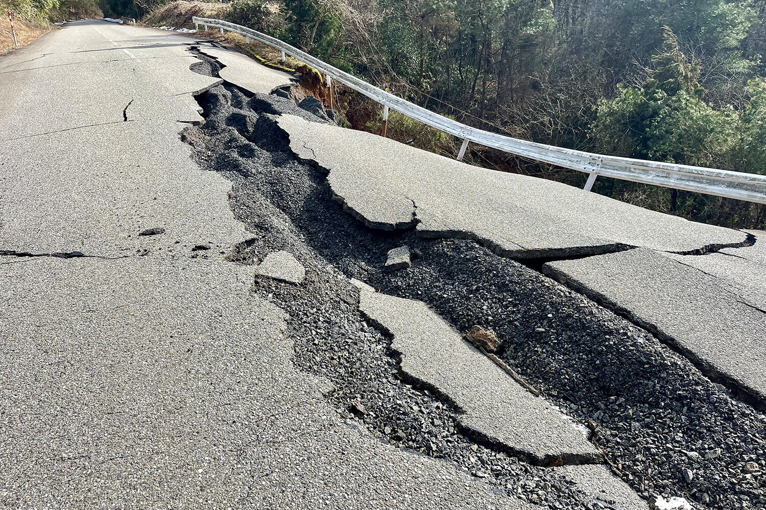 道路の地割れ