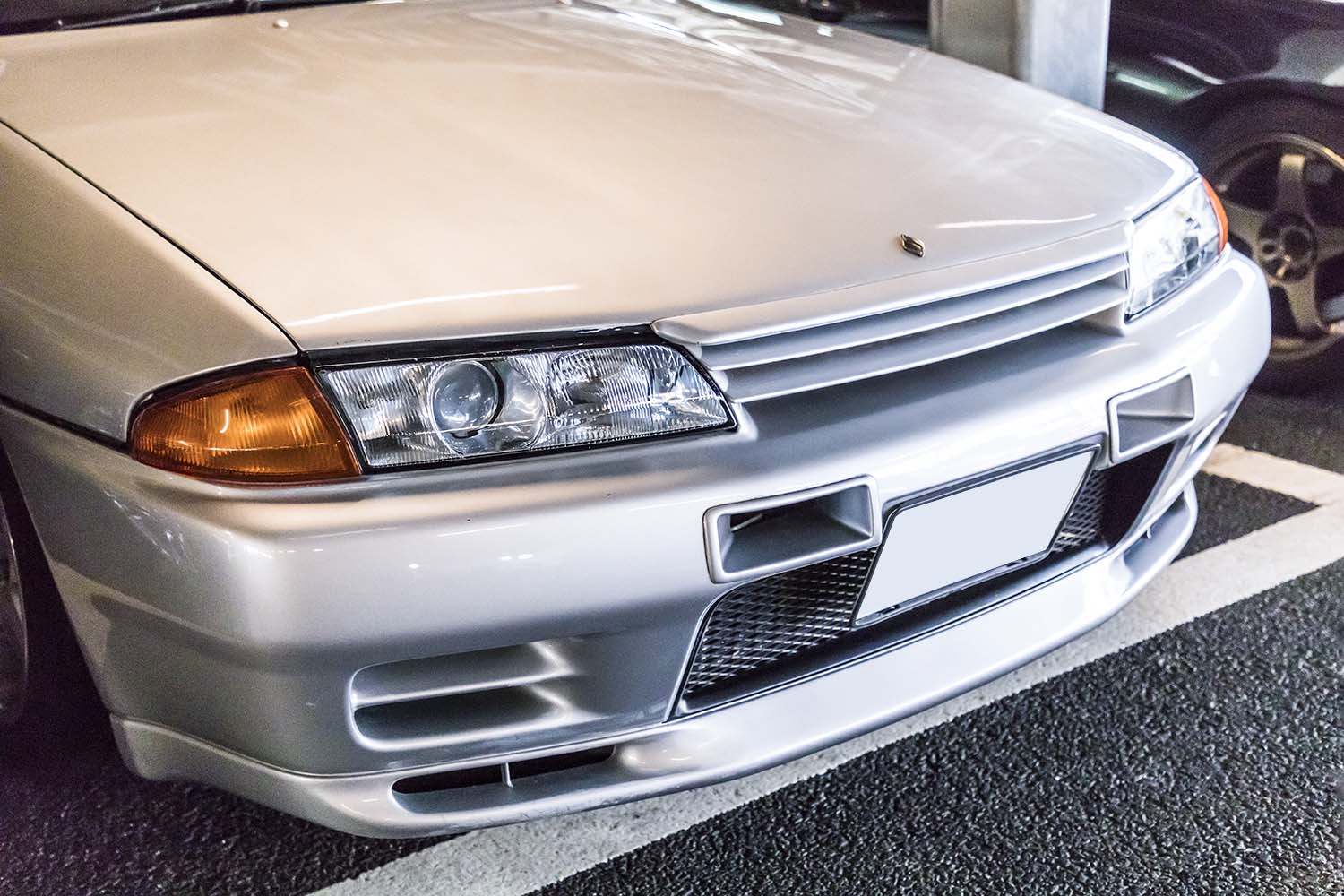 フードトップモールを装着したR32型スカイラインGT-R