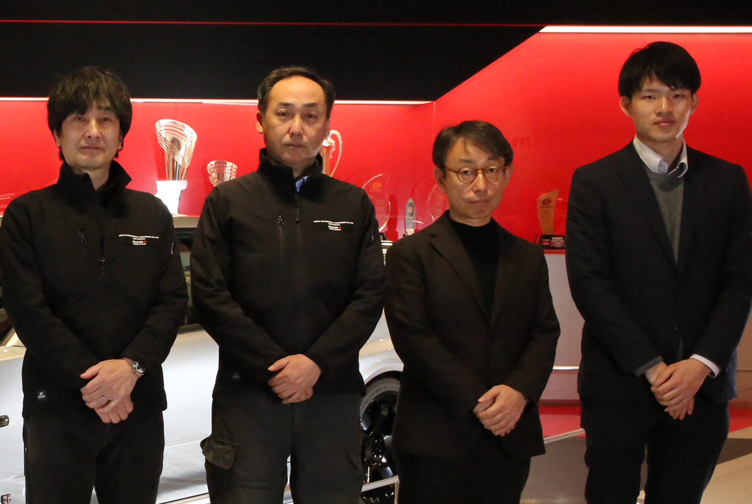 写真左から、日産モータースポーツ&カスタマイズ 株式会社 モータースポーツ・マーケティング&セー ルス部 企画・営業グループ主管 碓氷公樹氏、同グル ープ課長/生産管理グループ主担 高山陽三氏、日産 自動車株式会社 グローバルアフターセールス戦略企 画部課長 小倉康弘氏、同部 橋本翔太氏 〜 画像5