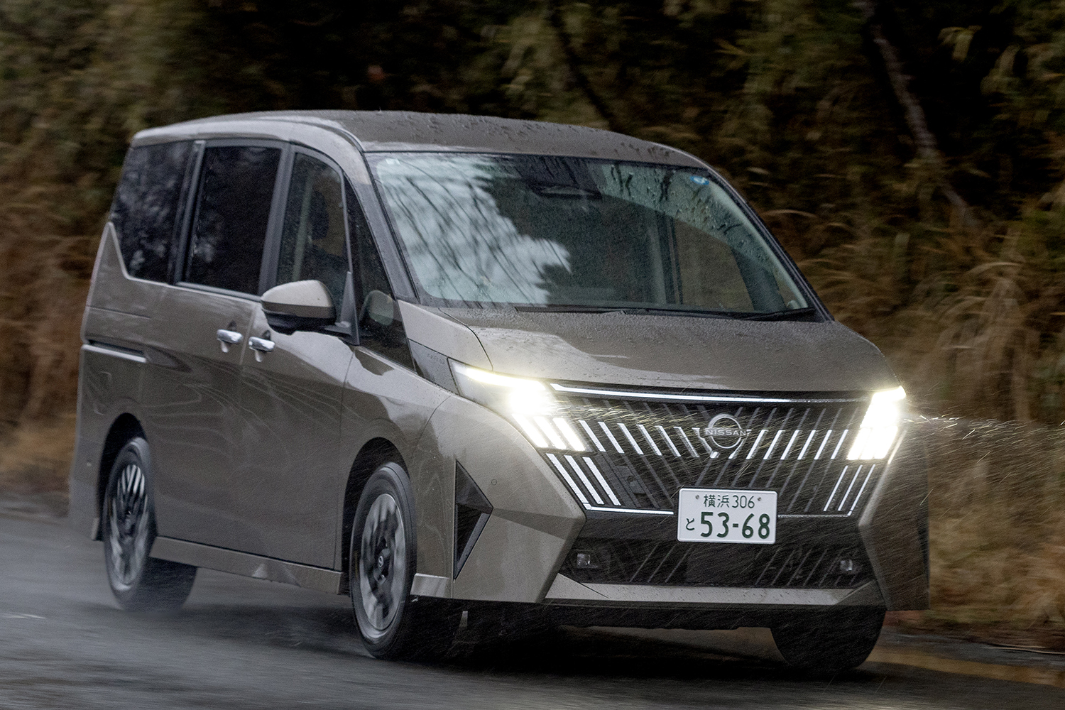 日産セレナの走行シーン