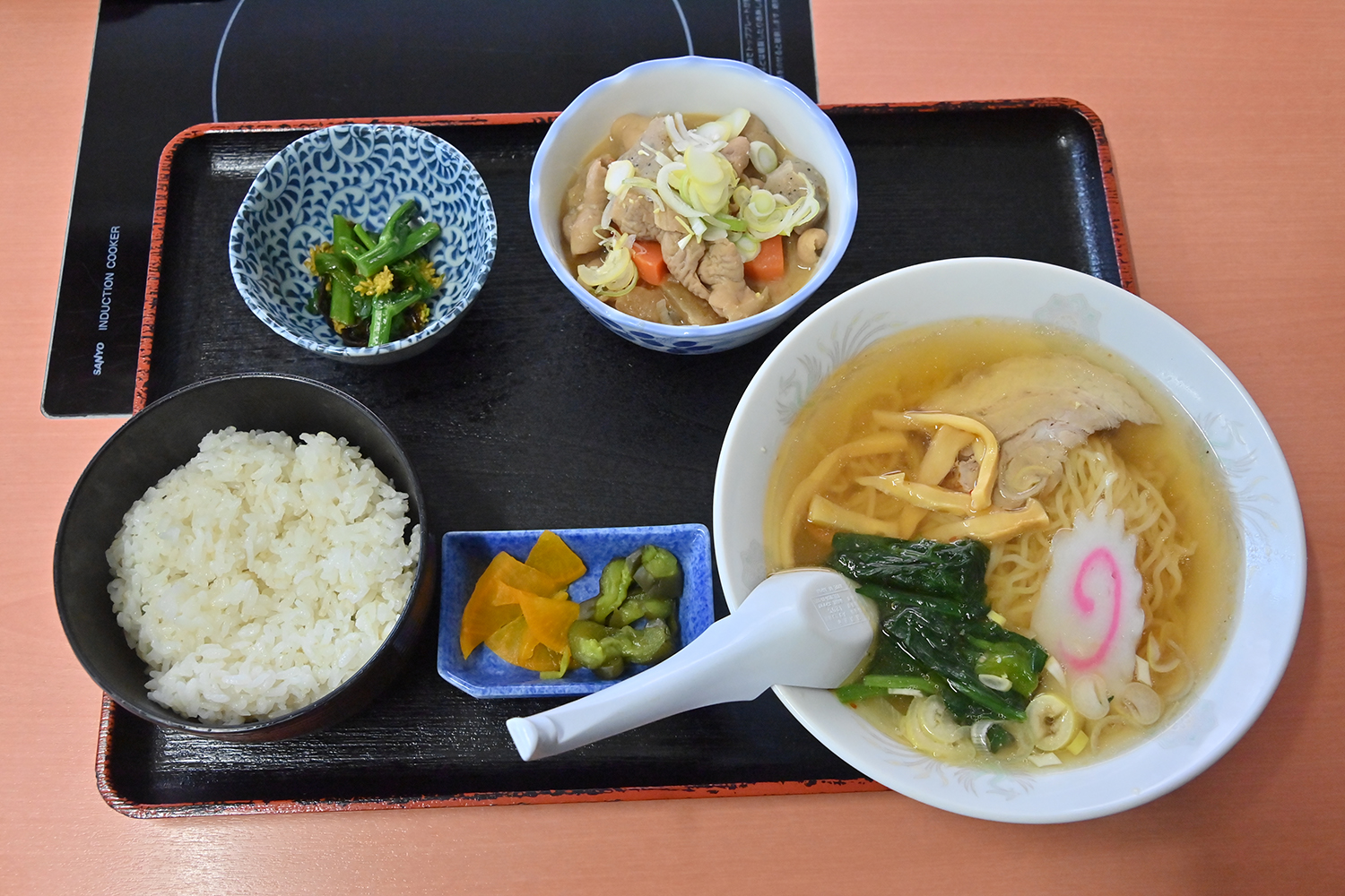 相川食堂のもつ煮込み定食