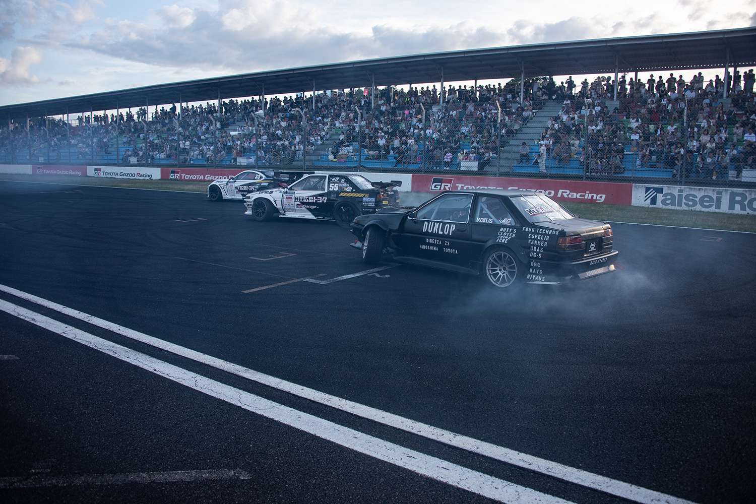 2025岡山国際サーキット花火大会のドリフトパフォーマンス