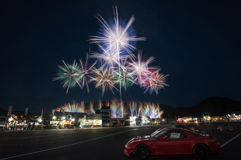 約1万5000発の花火とライブでサーキットがお祭り騒ぎ！　岡山国際サーキットが開催する花火大会がまるで夏フェスだった