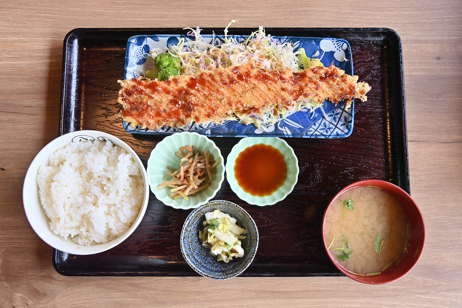 皿からはみ出す「巨大穴子フライ」が衝撃すぎた【Ｐ専食堂】 〜 画像1