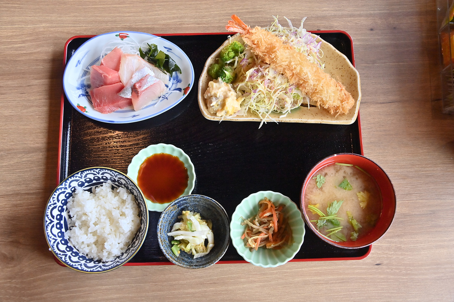八福食堂のエビフライ刺身定食