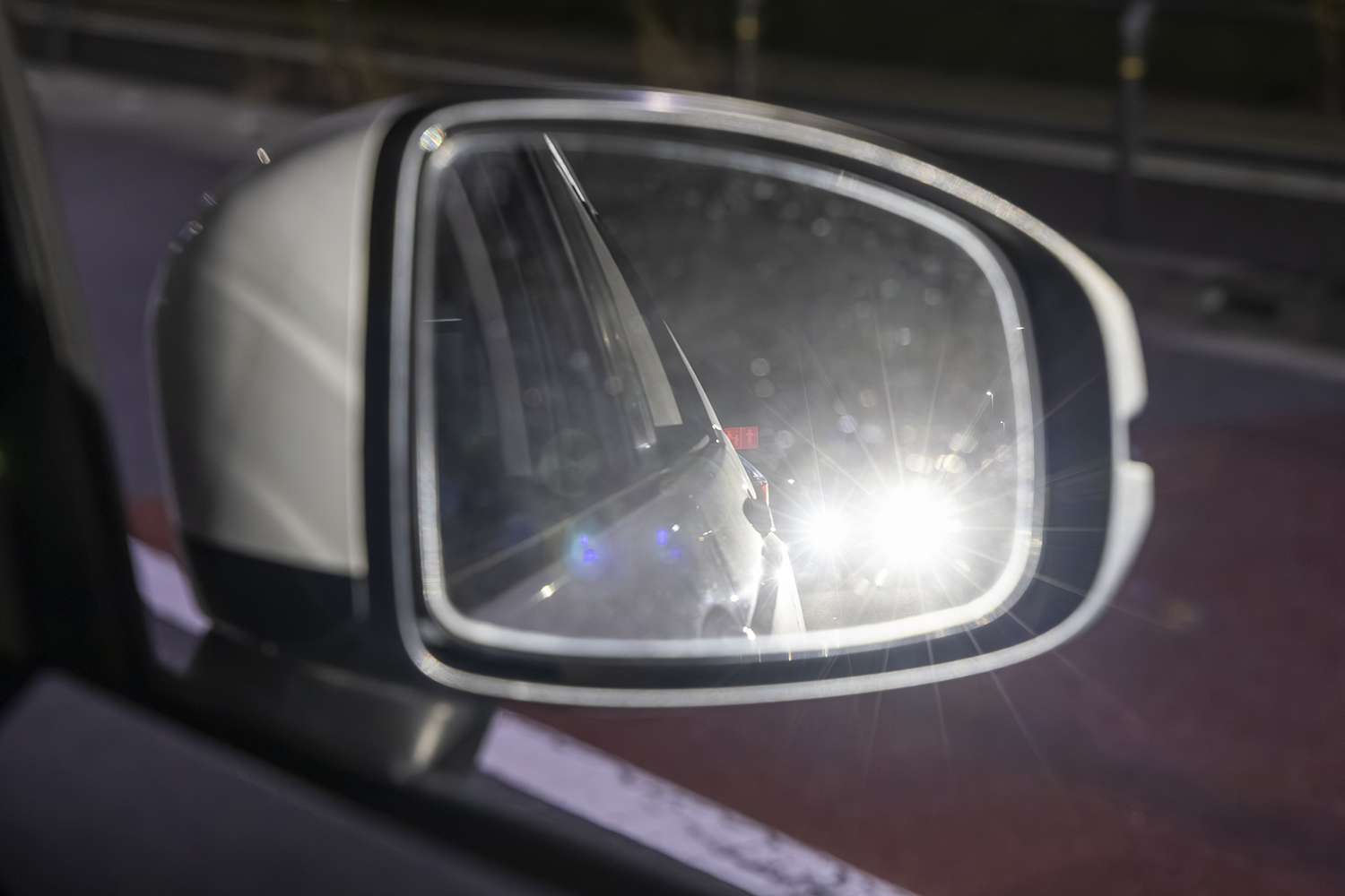 ミラに映ったハイビームの後続車両