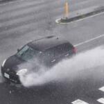 【画像】赤い道路に水しぶきが上がらない道路！　クルマの安全のために進化する「舗装」の最前線 〜 画像11