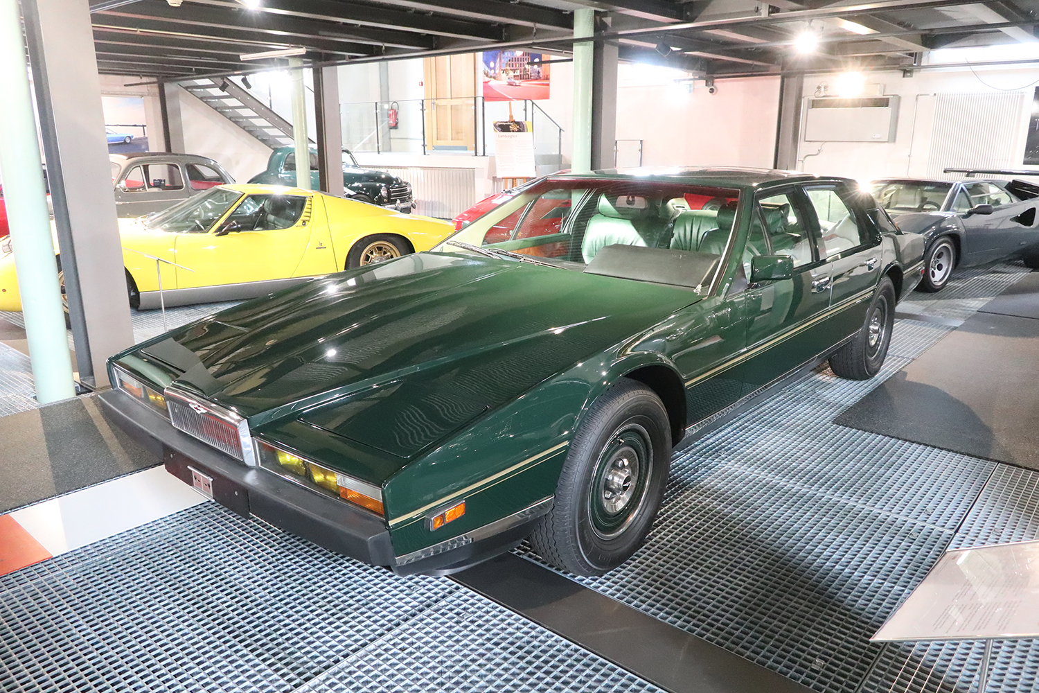 1984 Aston Martin Lagondaのフロントスタイリング