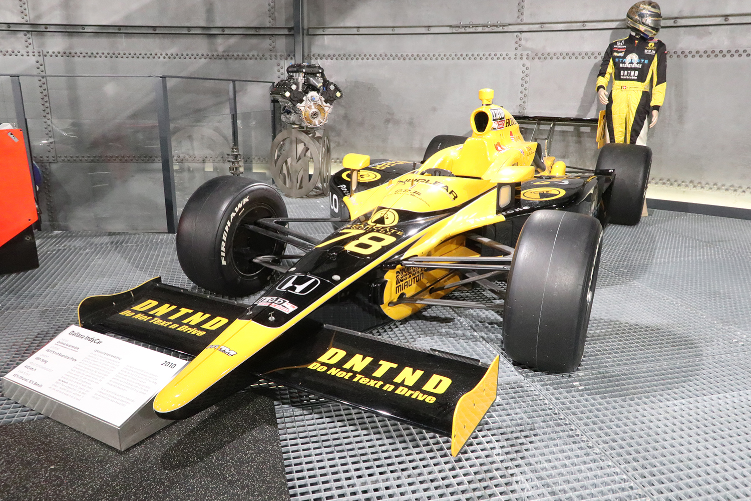 2010 Dallara IR-05 Indy Carのフロントスタイリング