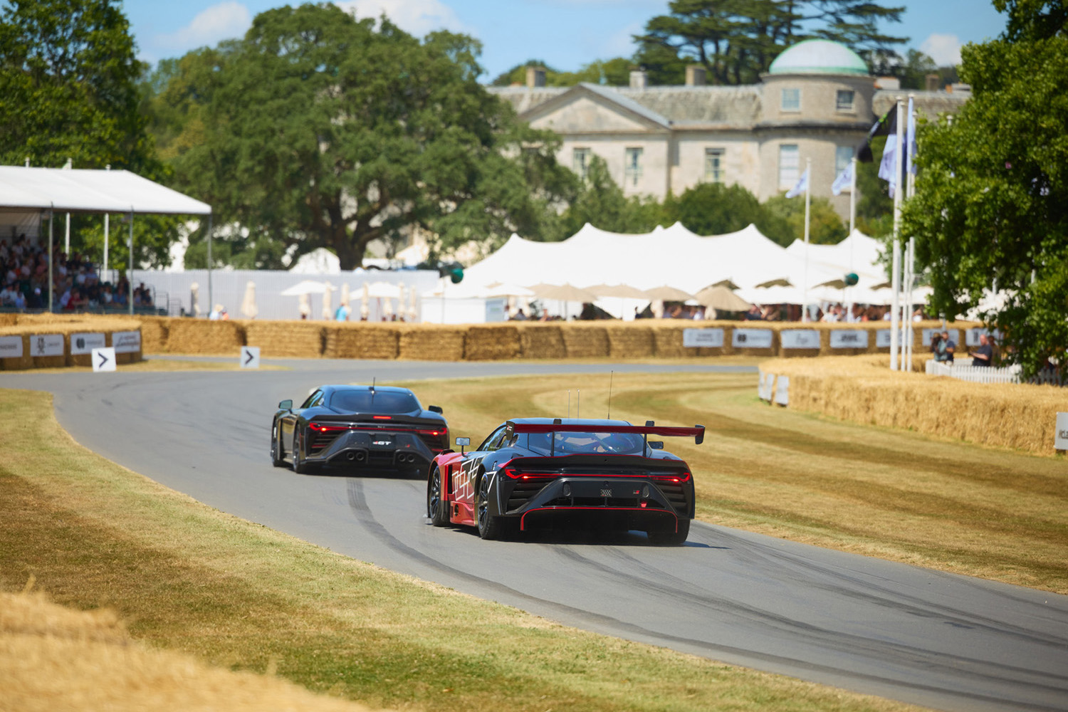グッドウッド・フェスティバル・オブ・スピード2026のヒルクライムに参加したGR GTとGR GT3