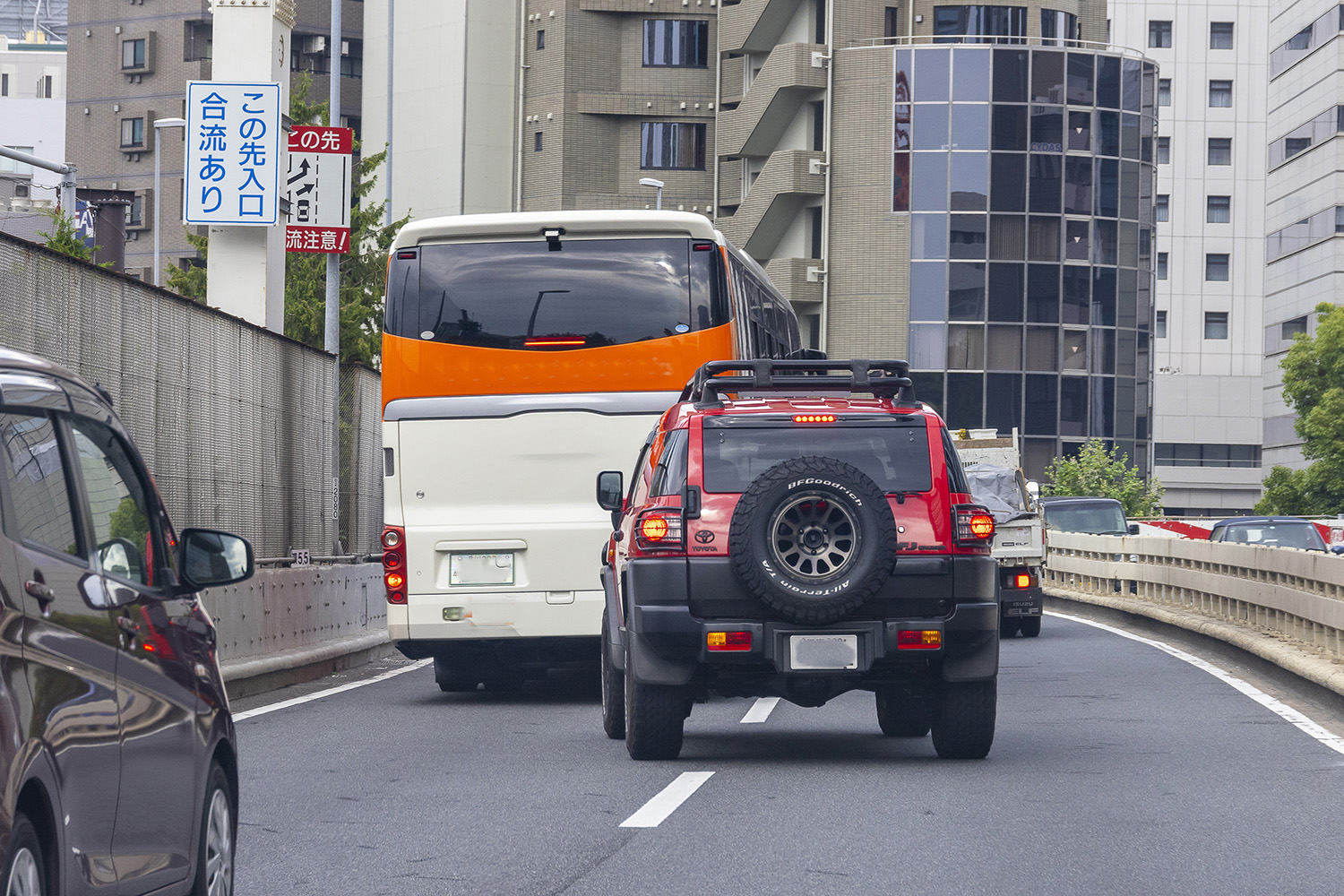 ウインカーを出さずに車線変更する車両