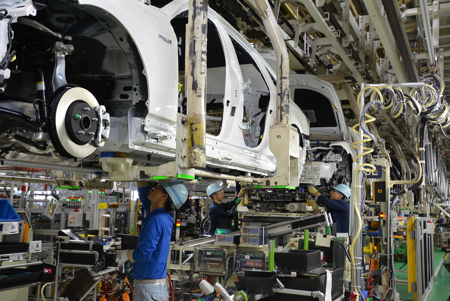 車両組立をする自動車工場