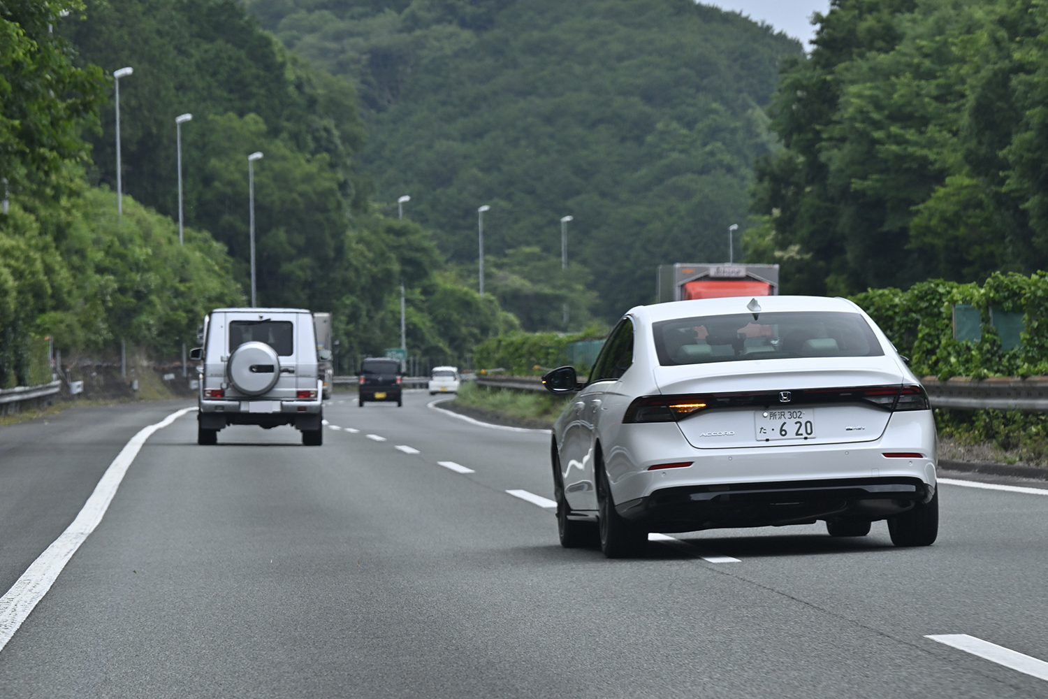 車線変更する車両