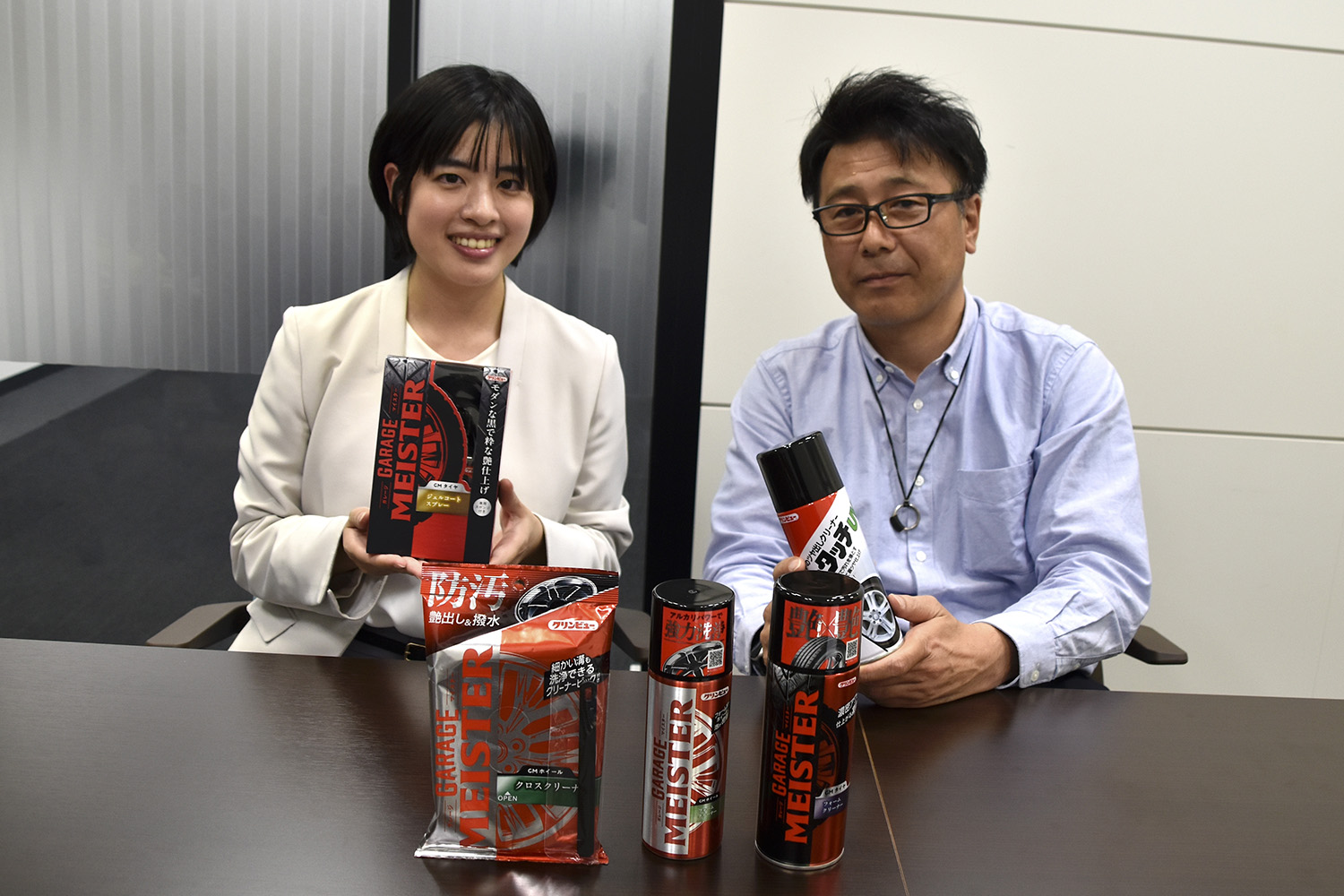 イチネンケミカルズのコンシューマー ケミカル営業部の梶原さん（右）と商品企画室の鎌倉さん（左）